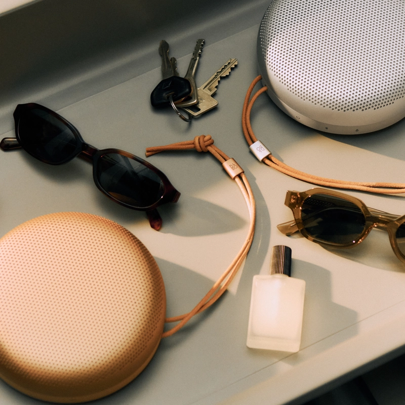 Beosound A1 3rd Gen jako přenosný kruhový reproduktor Bang & Olufsen v interiéru