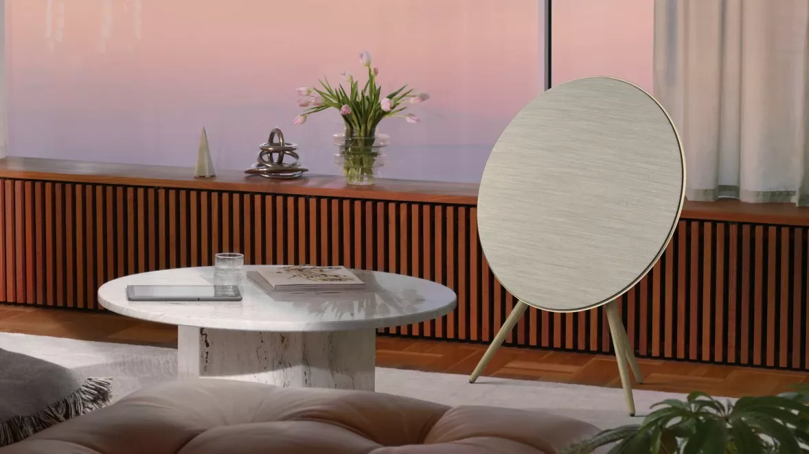 Beosound A9 5th gen jako designový reproduktor opřený o stěnu v moderním interiéru