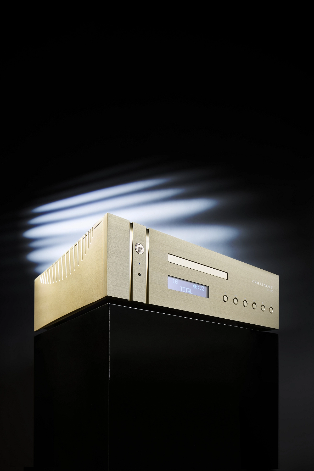 Vlajkový CD přehrávač Gold Note CD-1000 MKII se zlatým kartáčovaným tělem na podstavci