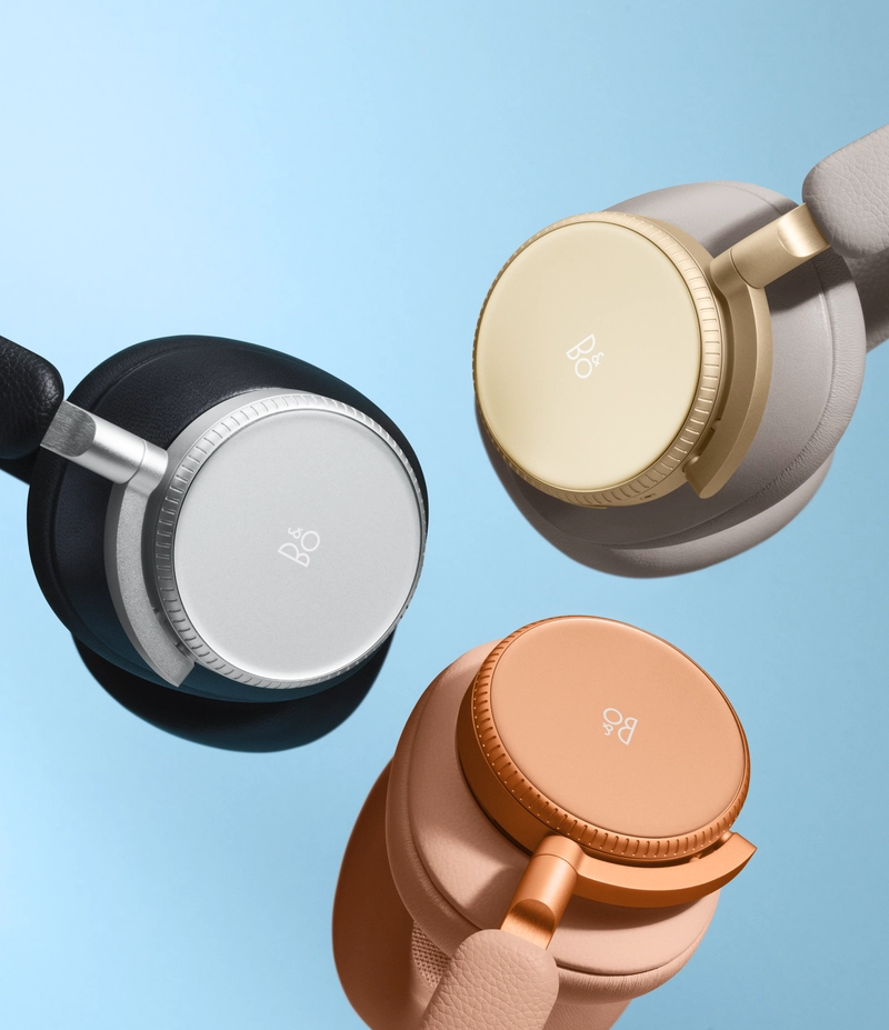 Detail rozložené konstrukce Beoplay H100 s vyměnitelnými náušníky