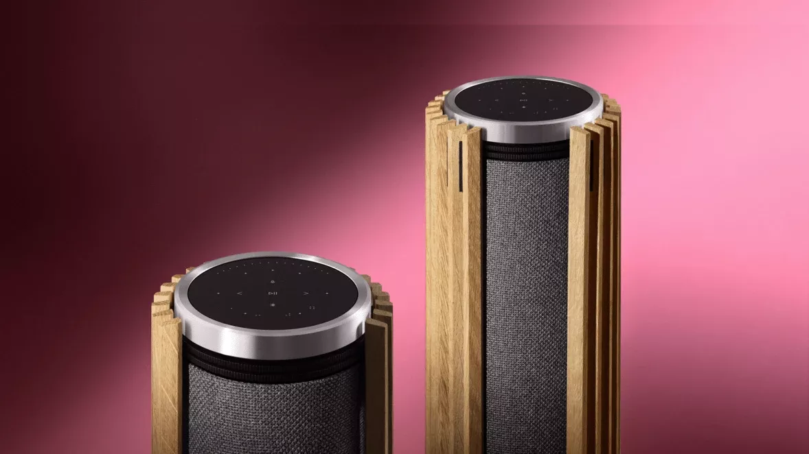 Beolab 28 jako sloupový aktivní reproduktor Bang & Olufsen v designovém obývacím pokoji