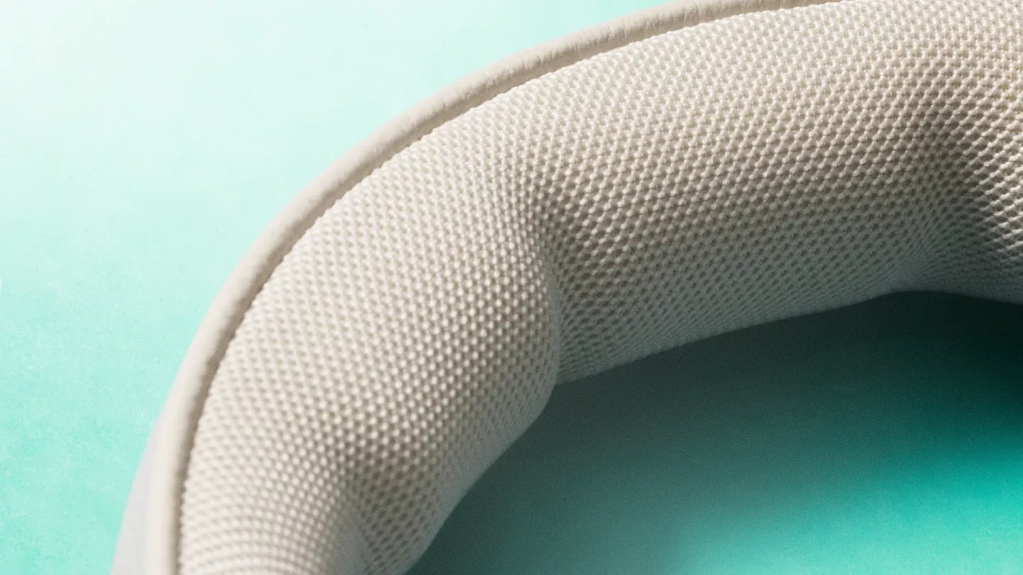 Náhlavní sluchátka Beoplay HX složená v cestovním pouzdře