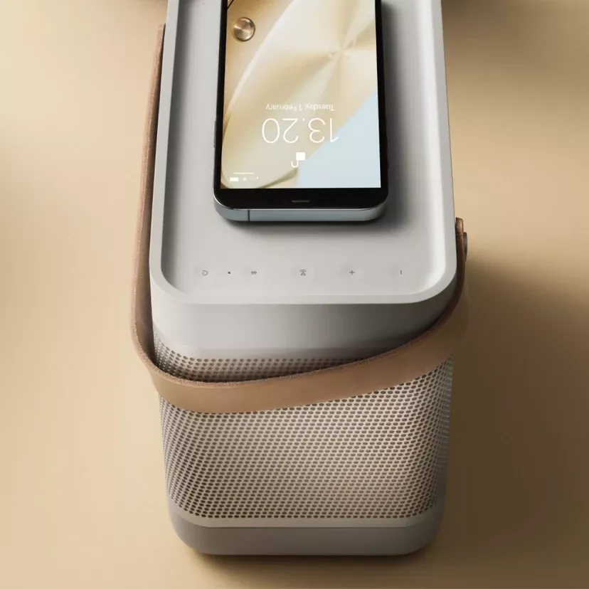 Detail perforované hliníkové mřížky reproduktoru Beolit 20