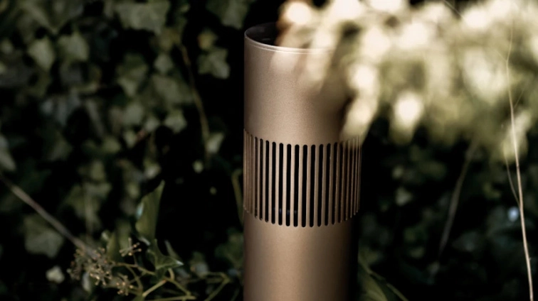 Beosound Bollard doprovází večeři pod širým nebem na terase