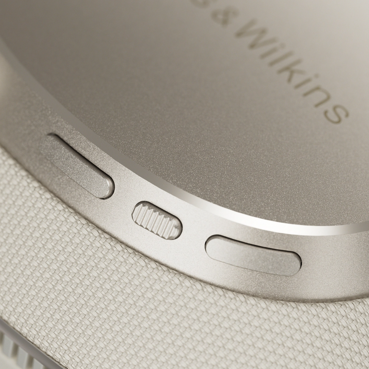 Detail náušníku Bowers & Wilkins Px7 S3 s hliníkovým rámem, gravírovaným nápisem Bowers & Wilkins a látkovým headbandem