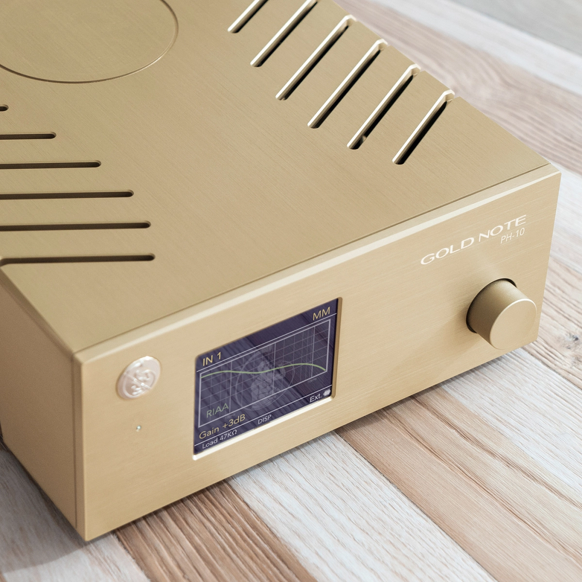 Detail horní desky gramofonového předzesilovače Gold Note PH-10 ve zlatém provedení s chladicími drážkami