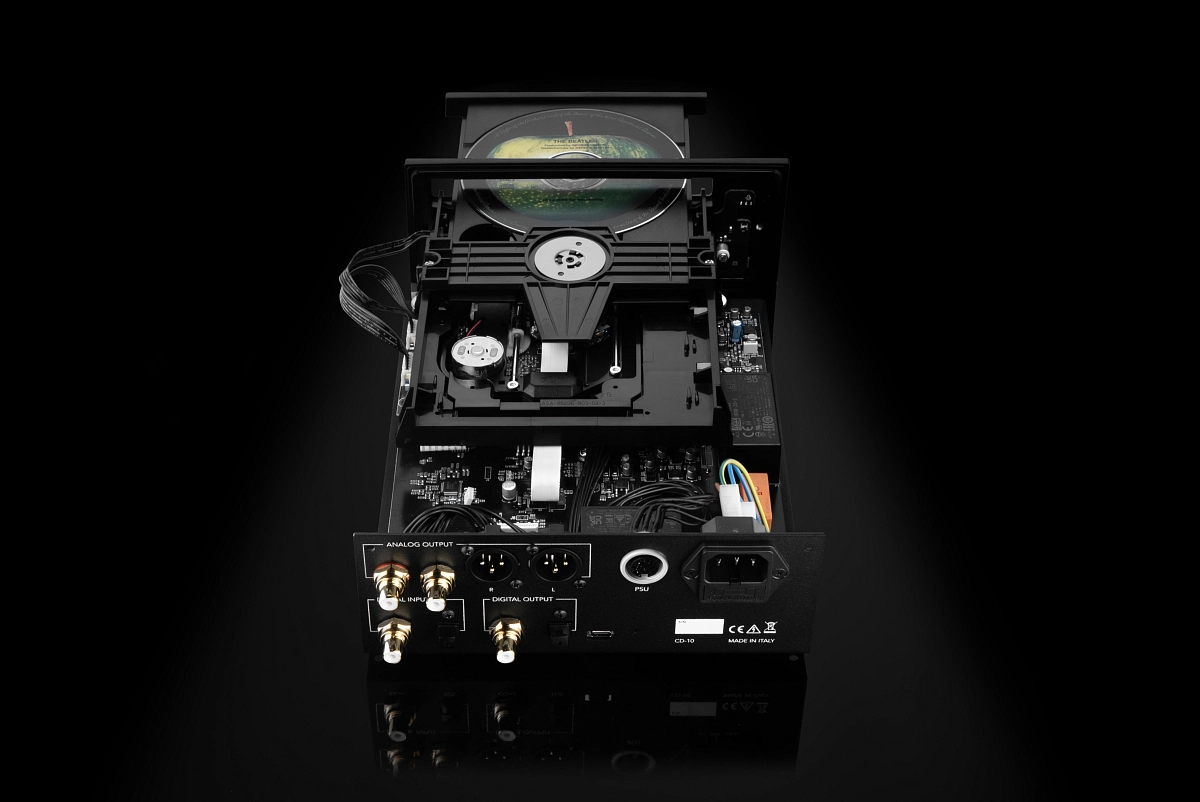 Vnitřní mechanika a zadní panel Gold Note CD-10 v detailu