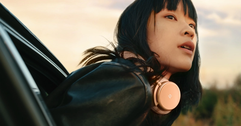 Náhlavní sluchátka Beoplay H100 v hliníkovém provedení, čelní pohled na světlém pozadí
